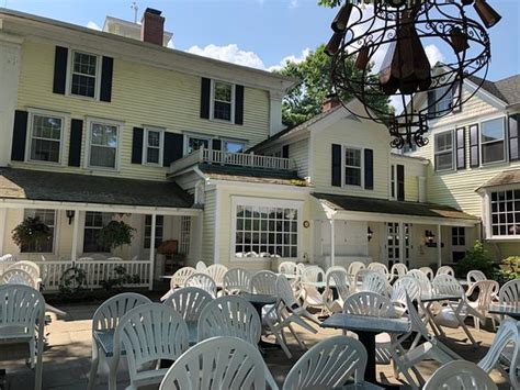 The hopkins inn - Traditional quarters, some with kitchens, in an inn with dining, lake views & a private beach.
